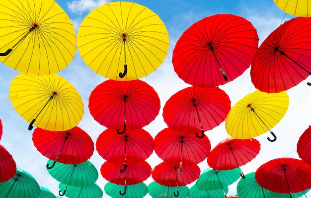 Dekoracyjne parasole wiszące na tle nieba
