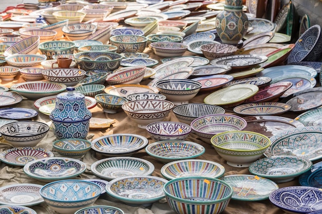 Dekoracyjne, ręcznie malowane naczynia w wielu kolorach na tradycyjnym targu sztuki