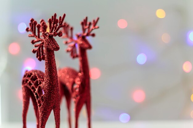 Zdjęcie dekoracyjny czerwony renifer z świątecznymi światłami na tle