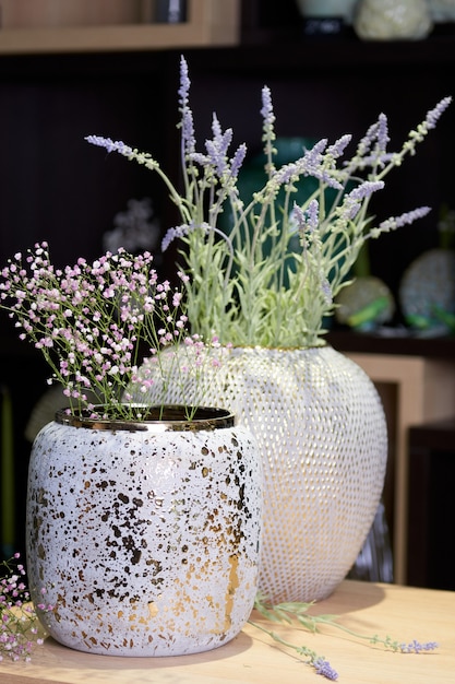 Zdjęcie dekoracyjny wazon ceramiczny. stylowy wystrój domu
