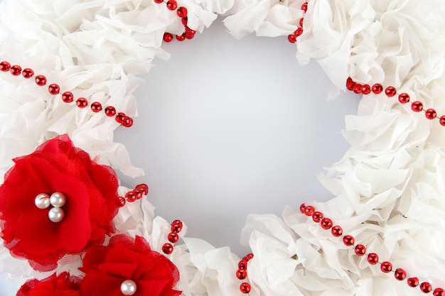 Zdjęcie dekoracyjny wieniec z kwiatami na białym tle