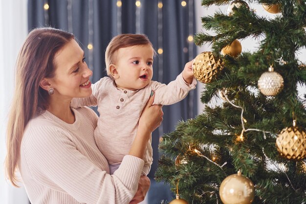 Dekorowanie choinki Matka z córeczką jest razem w domu