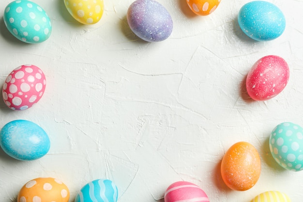 Dekorujący Wielkanocni Jajka Na Koloru Tle