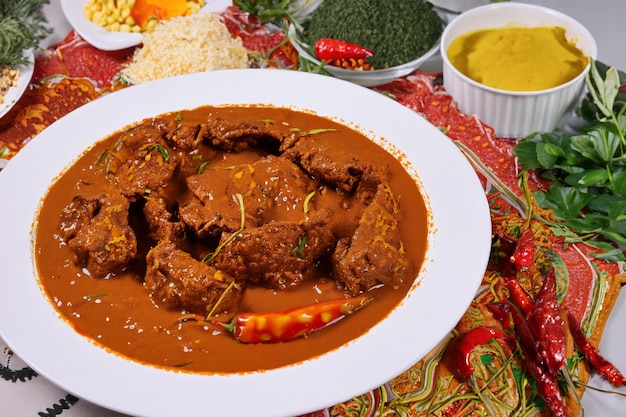 Delektuj się rozkoszą Wykwintne curry z jagnięciny lub wołowiny Rendang gotowe do degustacji w Eid al-Adha