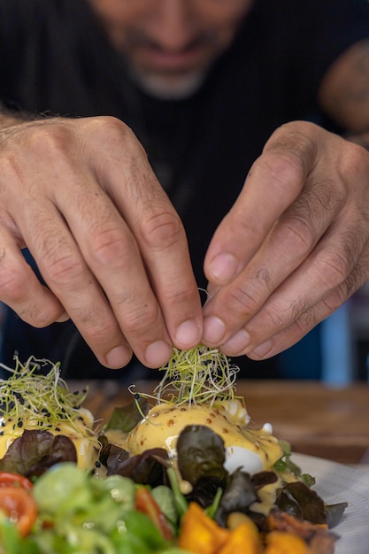 deliciosa comida preparada por las manos de un chefs