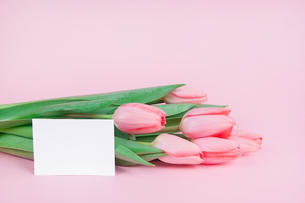 Delikatne pocztówki w kwiaty tulipany z dopiskiem na różowym tle makiety