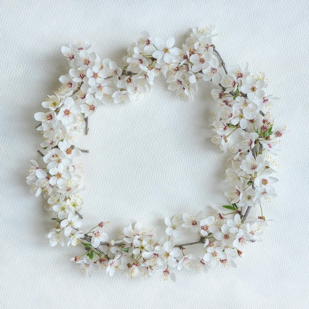 Zdjęcie delikatne słodkie wiosenne kwiaty sakury z bliska z kopią miejsca na projekt