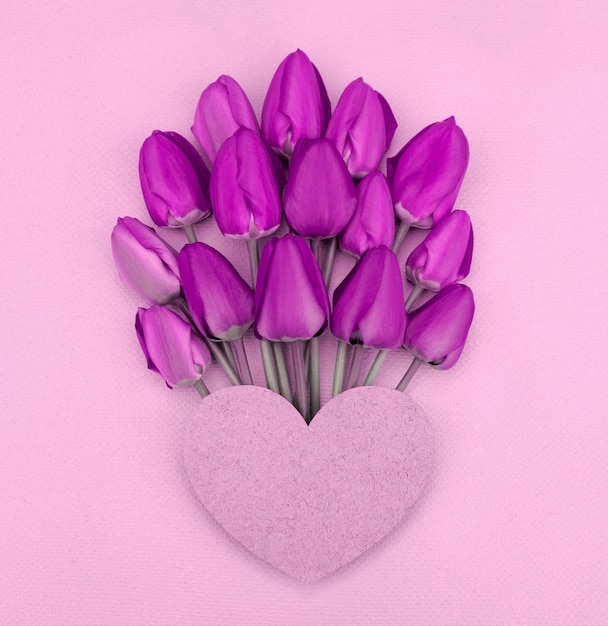 Delikatny bukiet fioletowych tulipanów z sercem