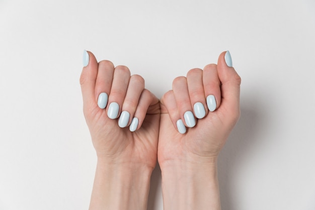 Delikatny kobiecy manicure, niebieski lakier hybrydowy. Praktyczny .