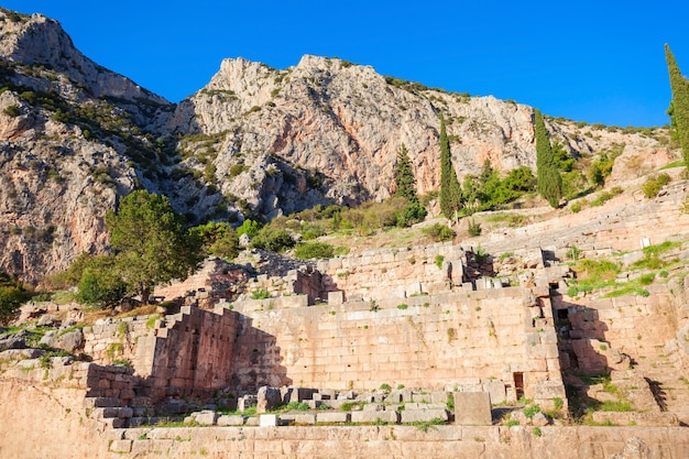 Delphi to starożytne sanktuarium, które wzbogaciło się jako siedziba wyroczni, z którą konsultowano ważne decyzje w starożytnym klasycznym świecie.