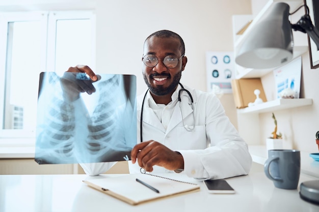 Demonstracja kliszy rentgenowskiej przez lekarza