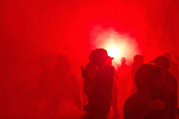 Demonstracja protestu sylwetki czerwonych dymów czarnych ludzi