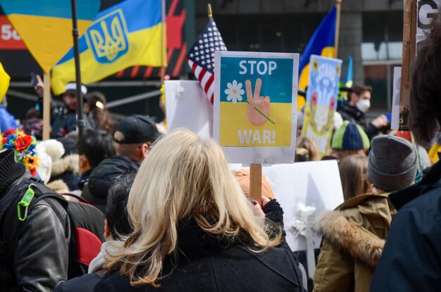 Zdjęcie demonstranci trzymają tabliczkę z prośbą o zaprzestanie wojny w nowym jorku.