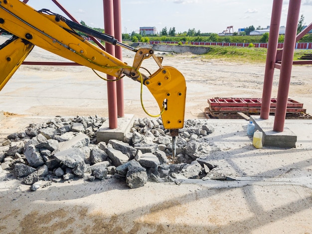 Demontaż żelbetu koparką za pomocą młota hydraulicznego