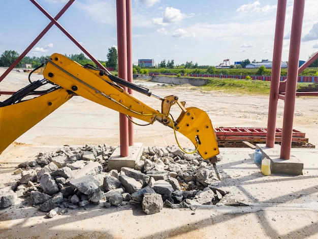 Demontaż żelbetu koparką za pomocą młota hydraulicznego