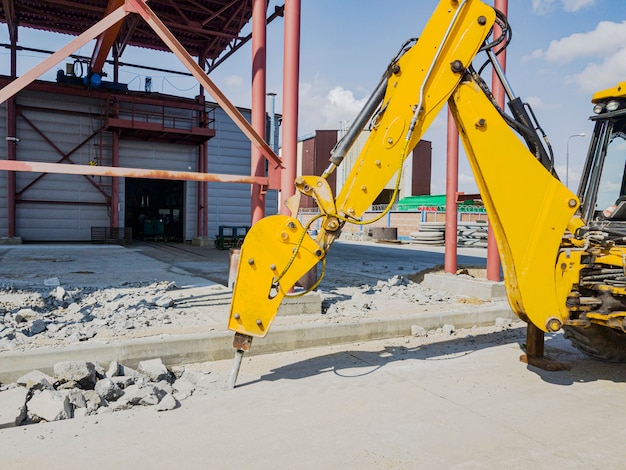 Demontaż żelbetu koparką za pomocą młota hydraulicznego