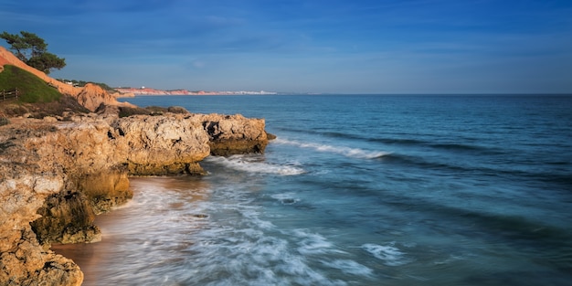 Denna Kipiel W Albufeira Plaży I Góra W Portugalia. Wybrzeże Algarve.