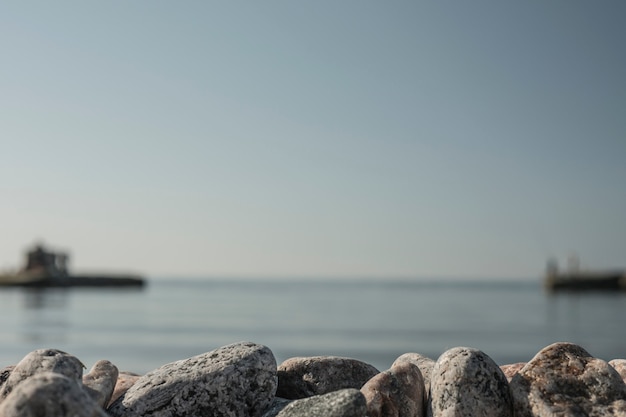 Denni otoczaki na lato plaży