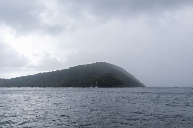 Denny widok na słonecznym dniu od jachtu rejsu przy Phuket, Tajlandia