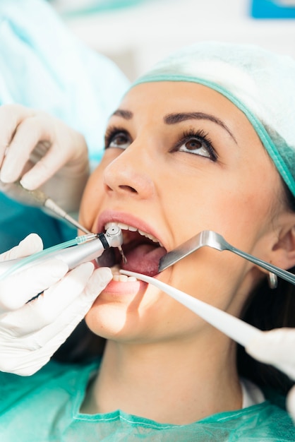 Dentyści z pacjentem podczas zabiegu stomatologicznego. Koncepcja dentysty