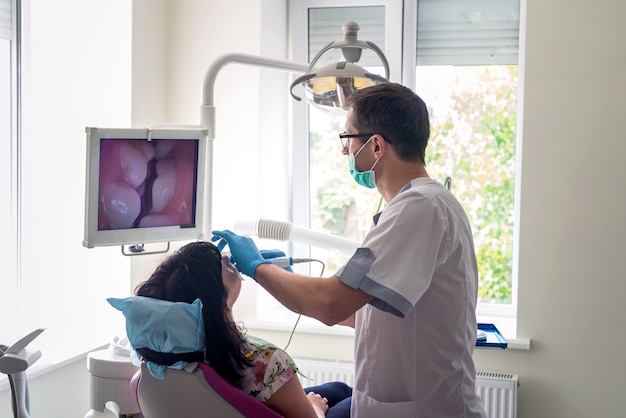 Dentysta bada pacjenta kamerą