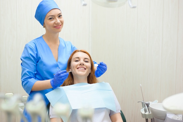 Dentysta bada zęby pacjenta u dentysty.