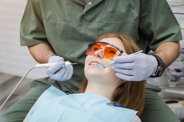 Dentysta badający zęby dziewczynki w klinice Problem stomatologiczny Zdrowy uśmiech