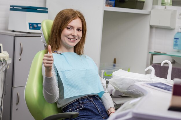 Dentysta badający zęby dziewczynki w klinice Problem stomatologiczny Zdrowy uśmiech