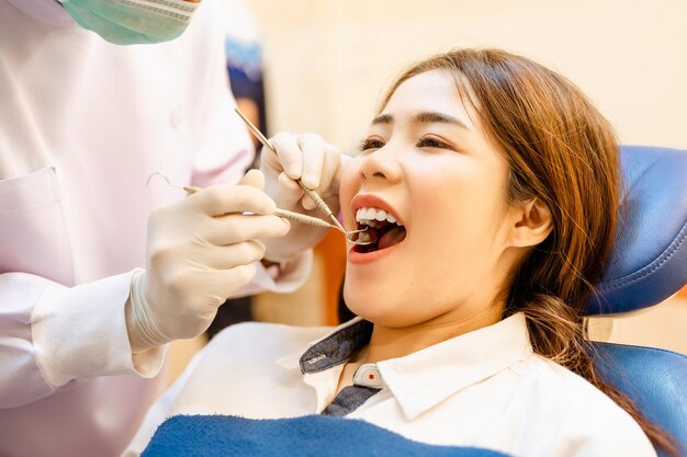 Dentysta badający zęby pacjentów w klinice w celu uzyskania lepszego zdrowia zębów i jasnego uśmiechu Dentysta o ekstrakcji zębów mądrości dla pacjenta