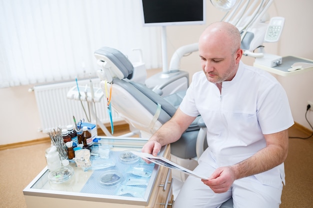 Dentysta jest sam w swoim miejscu pracy, lekarz jest w swoim gabinecie. Profesjonalny sprzęt do leczenia stomatologicznego