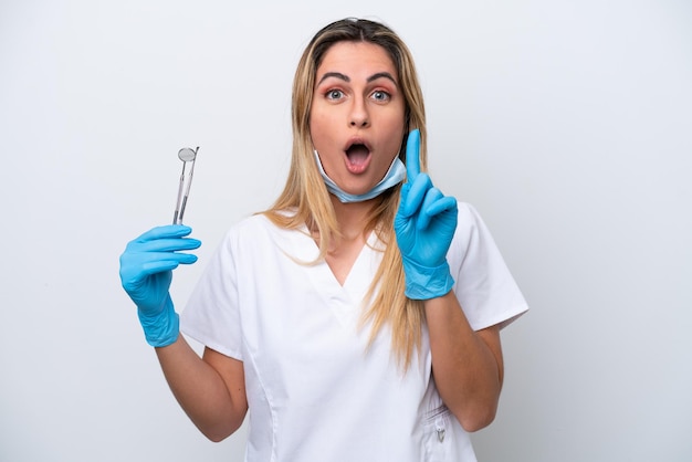 Dentysta Kobieta Trzymająca Narzędzia Na Białym Tle Zamierzająca Zrealizować Rozwiązanie, Podnosząc Palec W Górę