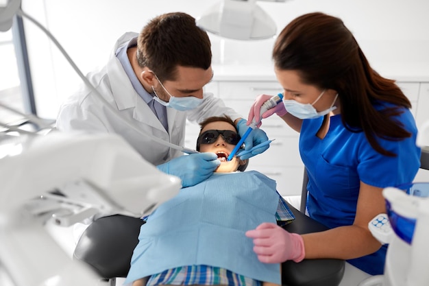 dentysta leczący zęby dzieci w klinice stomatologicznej