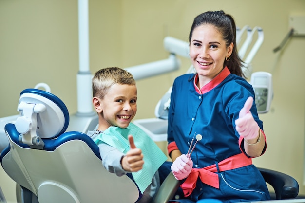 Dentysta Leczący Zęby I Wypełniający Ubytki W Nowoczesnej Klinice