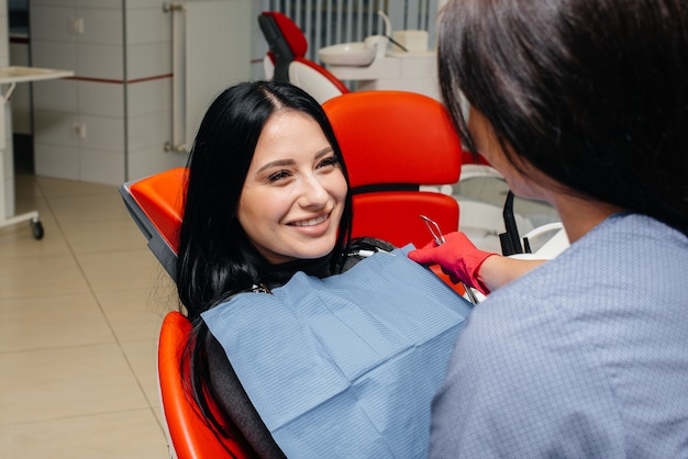 Dentysta Leczy Zęby Dziewczynki. Stomatologia