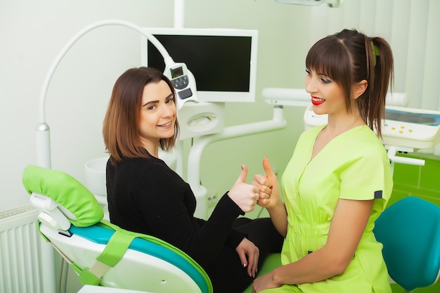 Dentysta leczy zęby klientowi w gabinecie stomatologicznym