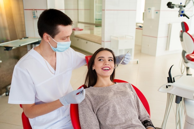 Dentysta leczy zęby z piękną dziewczyną