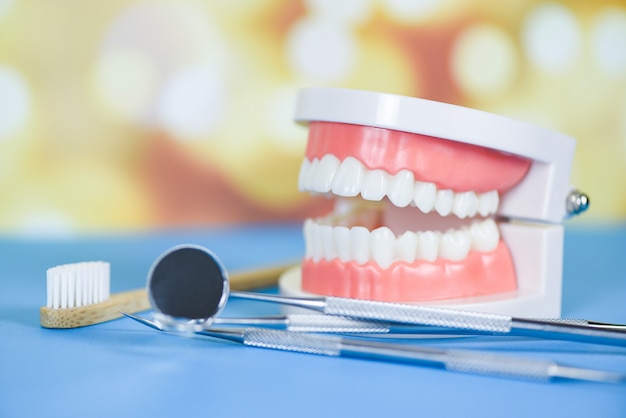 Dentysta Narzędzia Z Bambusową Szczoteczką Do Zębów Dentystycznych Instrumentów Dentystycznych I Koncepcji Kontroli Higienistki Dentystycznej