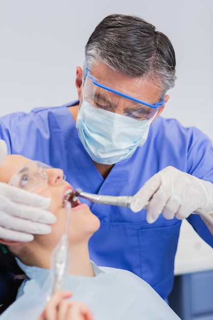 Dentysta noszenia maski chirurgiczne i okulary ochronne