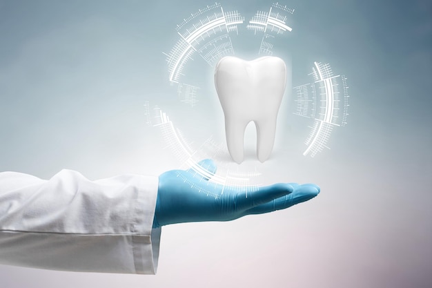 Dentysta patrzy na hologram zęba. Koncepcja innowacyjnych technologii,