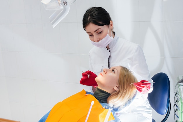 Dentysta przeprowadza badanie i konsultację z pacjentem