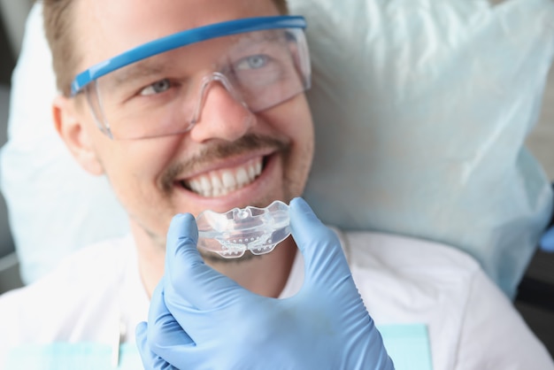 Dentysta Przymierza Przezroczysty Ochraniacz Na Zęby, Aby Skorygować Problemy Z Zgryzem I Bruksizmem