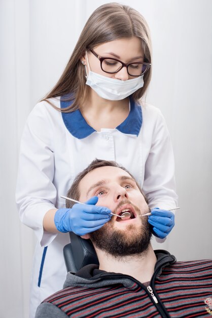 dentysta robi zabieg dentystyczny