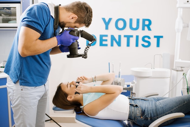 Dentysta robi zdjęcie zębów pacjenta