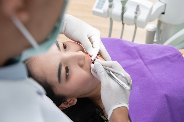 Dentysta sprawdza cierpliwych kobieta zęby