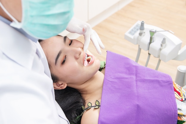 Dentysta sprawdza cierpliwych kobieta zęby