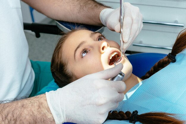 Dentysta sprawdza zęby za pomocą lusterka