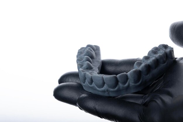 Dentysta trzymający formę wyciskową 3D izolowaną na białym tle