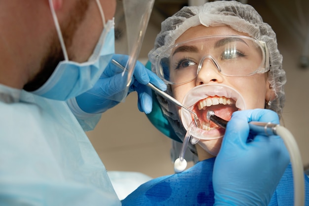 Dentysta wiercenie zęba pacjentce