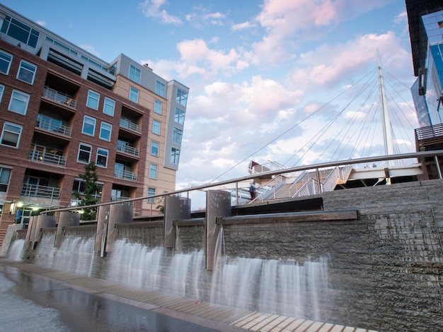 Zdjęcie denver millennium bridge o zachodzie słońca.