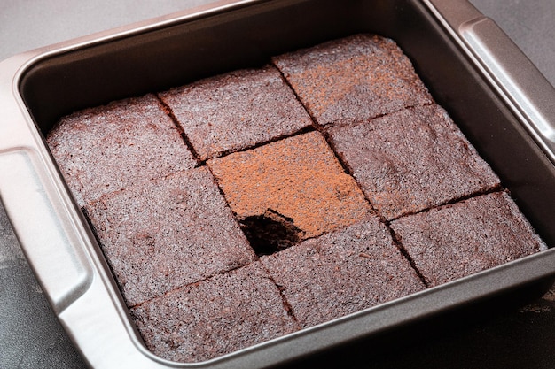Deser czekoladowy brownie na talerzu lub w tle lub z dodatkami
